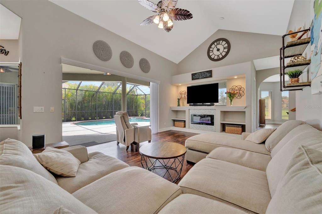 Bradenton, Florida, 34212, United States, 3 Bedrooms Bedrooms, ,4 BathroomsBathrooms,Residential,For Sale,1910869