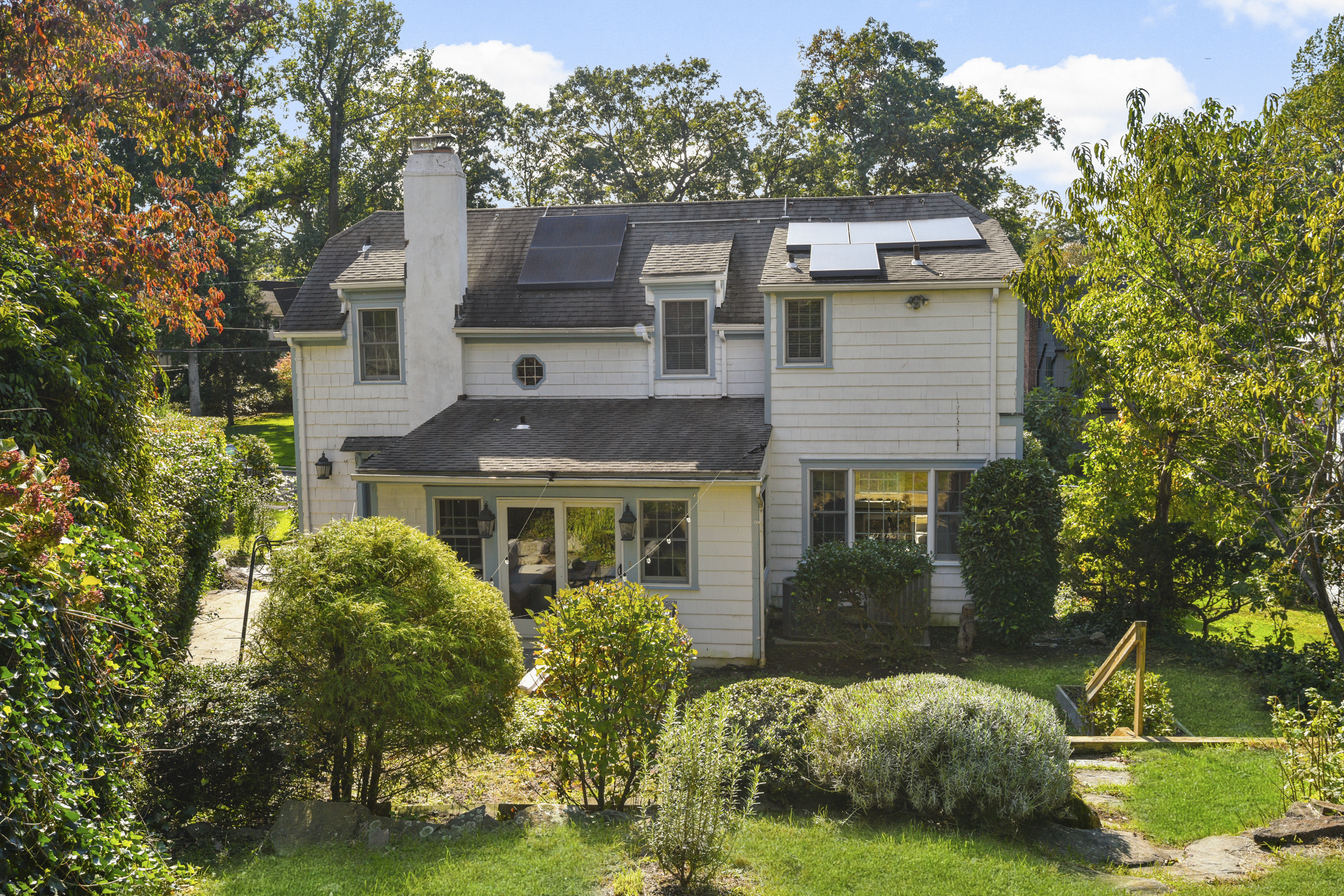  Sun-Filled Larchmont Woods Colonial - 物件實景