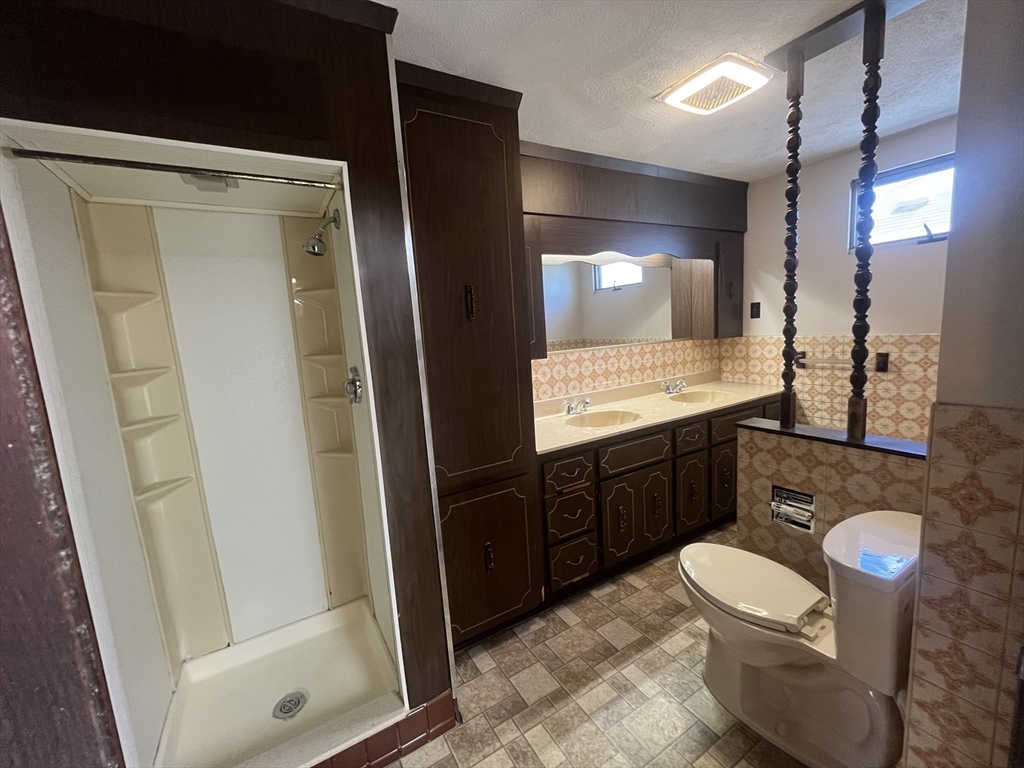 Everett, Massachusetts, 02149, United States, 3 Bedrooms Bedrooms, ,3 BathroomsBathrooms,Residential,For Sale,1923933