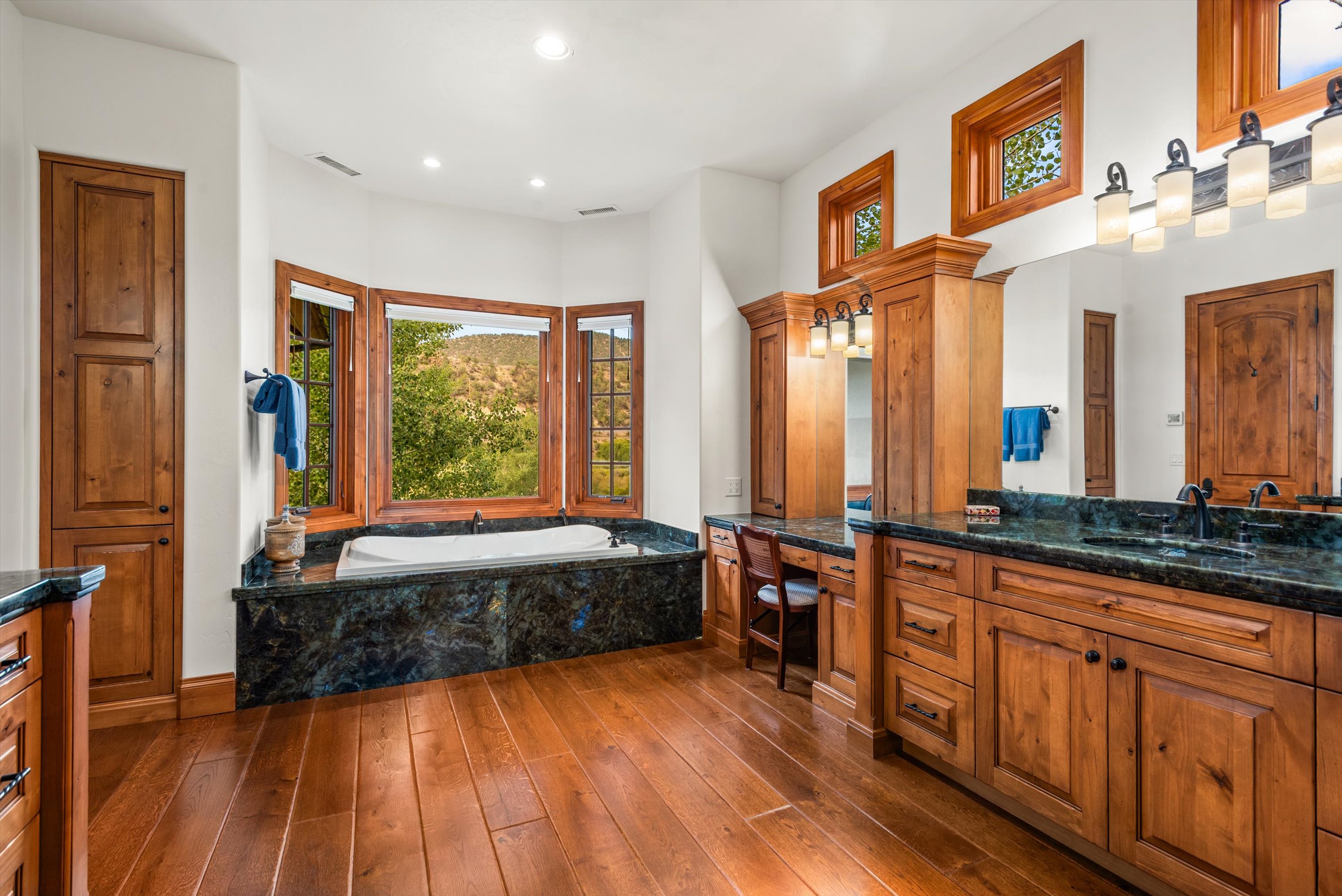  An Exceptional River-View Estate in Aspen Glen - 物件實景