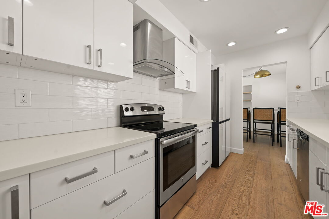 Los Angeles, California, 90046, United States, 3 Bedrooms Bedrooms, ,3 BathroomsBathrooms,Residential,For Sale,1989732