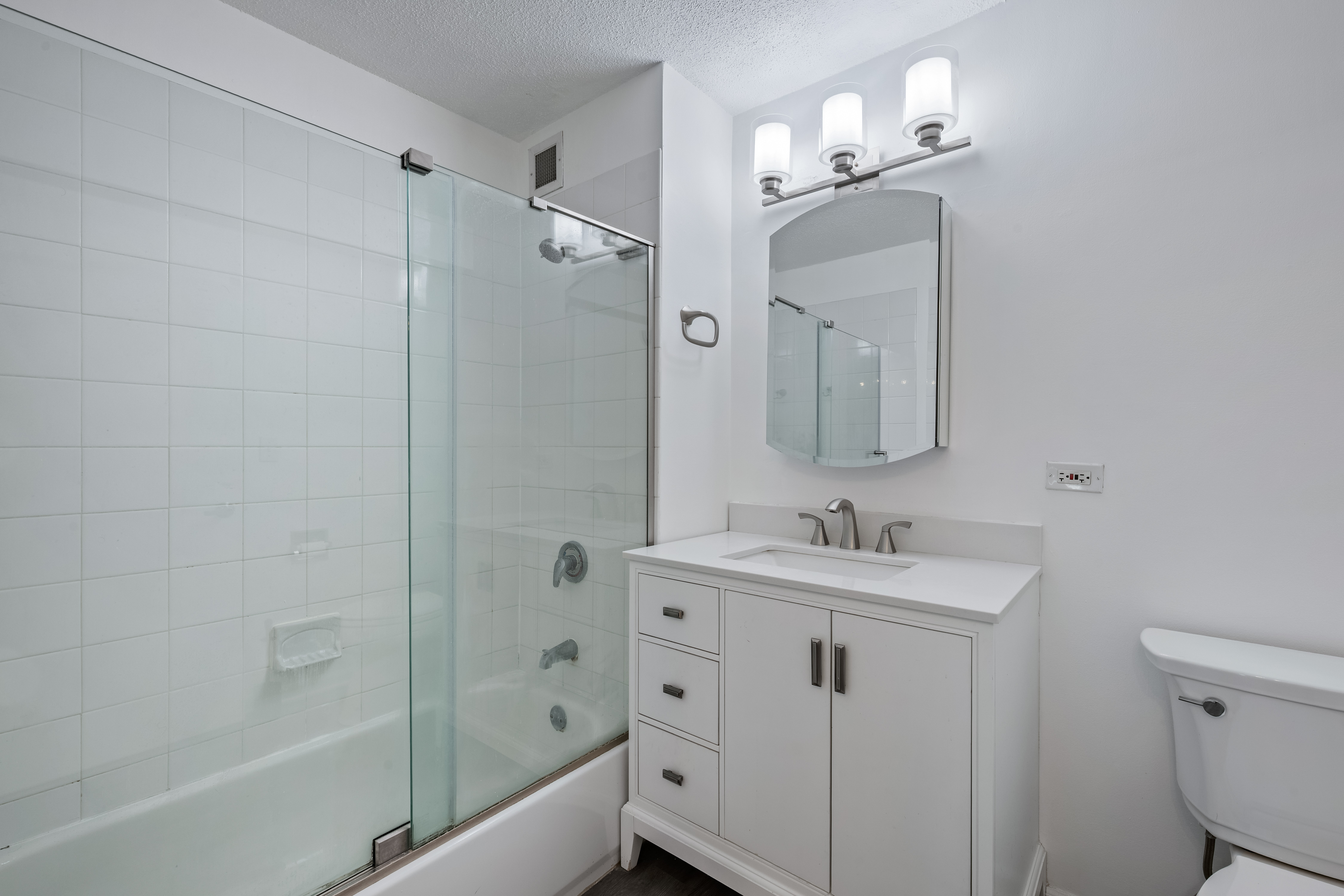  An Eexceptional Turn-key Opportunity in a Prime River North Location - 物件實景