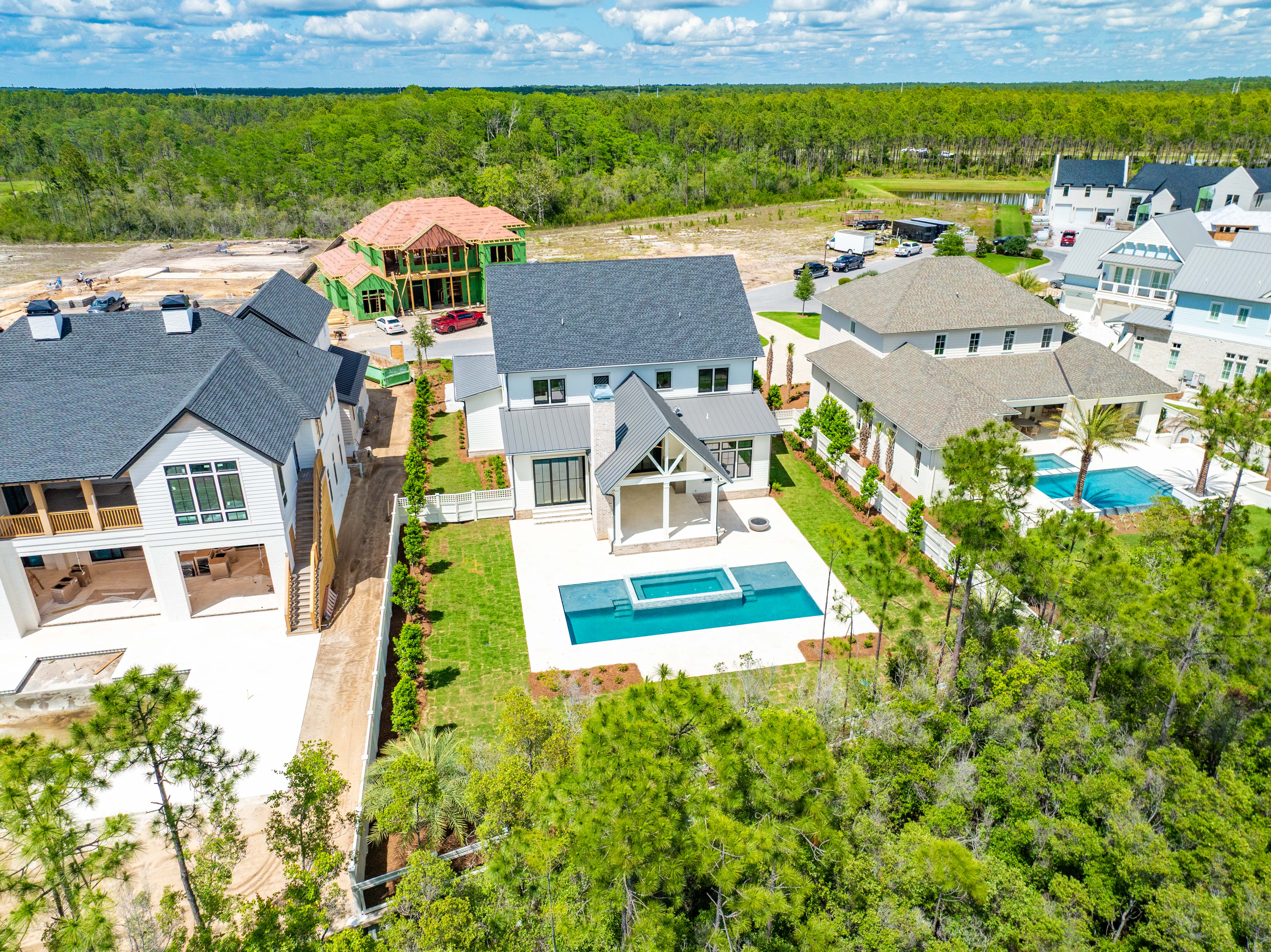  Backyard Oasis with 15x40 Pool, 7x16 Spa, Firepit and Spacious Porch - 物件實景