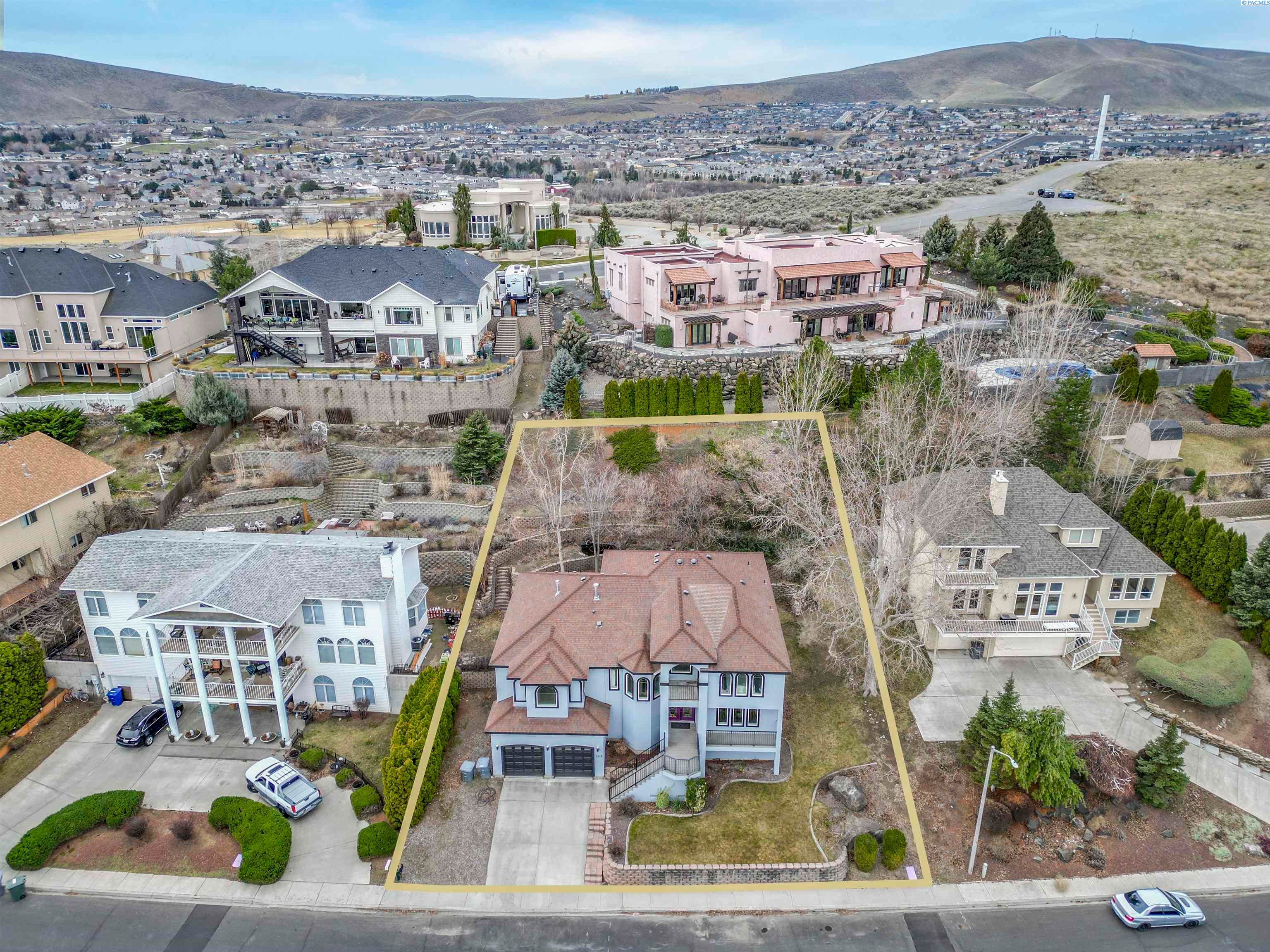 Richland, Washington, 99352, United States, 4 Bedrooms Bedrooms, ,4 BathroomsBathrooms,Residential,For Sale,1977070