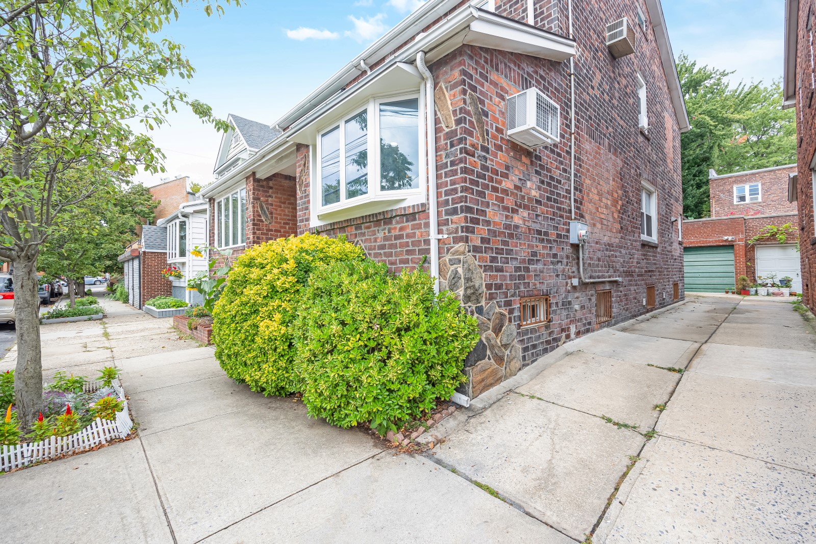 Middle Village, New York, 11379, United States, 3 Bedrooms Bedrooms, ,2 BathroomsBathrooms,Residential,For Sale,1933512