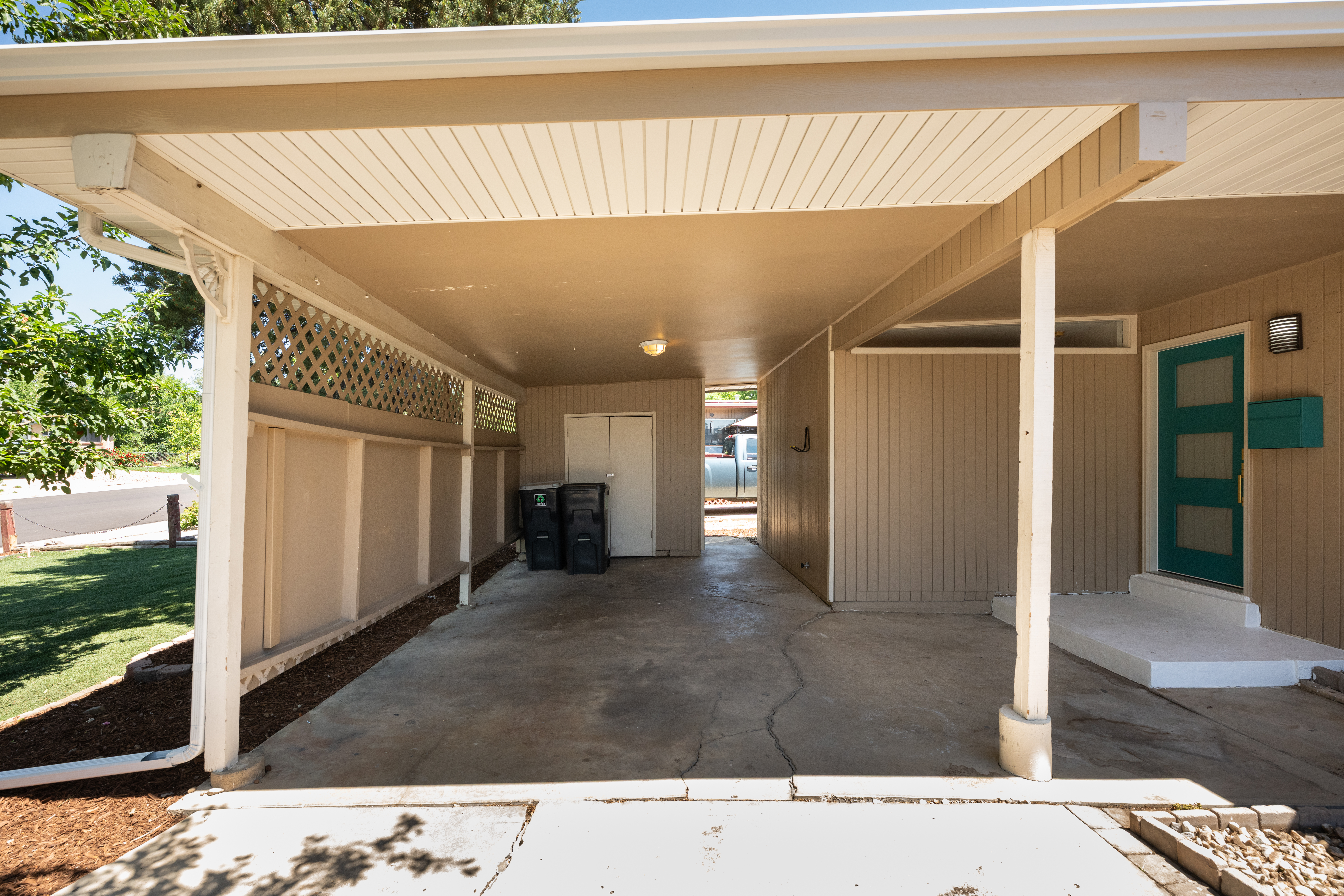  Beautiful mid-century modern home offering the perfect blend - 物件實景