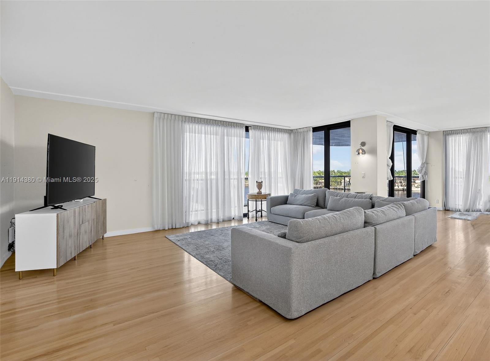 Aventura, Florida, 33180, United States, 3 Bedrooms Bedrooms, ,3 BathroomsBathrooms,Residential,For Sale,1994376