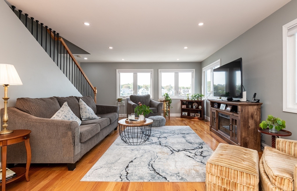 Lynn, Massachusetts, 01904, United States, 2 Bedrooms Bedrooms, ,4 BathroomsBathrooms,Residential,For Sale,1975841