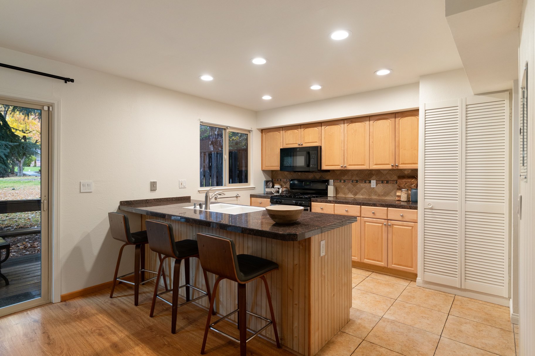  Updated and Well Located Lake Forest Glen Condo - 物件實景