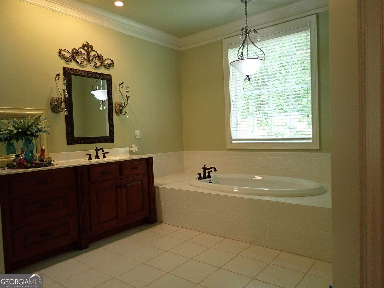 Barnesville, Georgia, 30204, United States, 2 Bedrooms Bedrooms, ,3 BathroomsBathrooms,Residential,For Sale,1910372