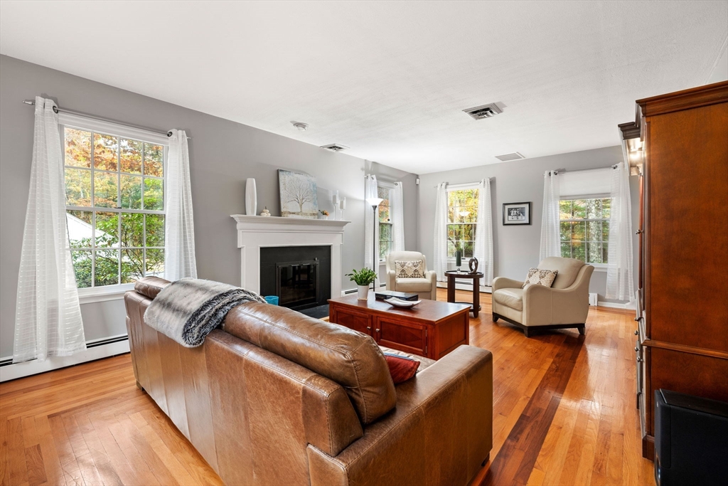 Andover, Massachusetts, 01810, United States, 4 Bedrooms Bedrooms, ,3 BathroomsBathrooms,Residential,For Sale,1987628