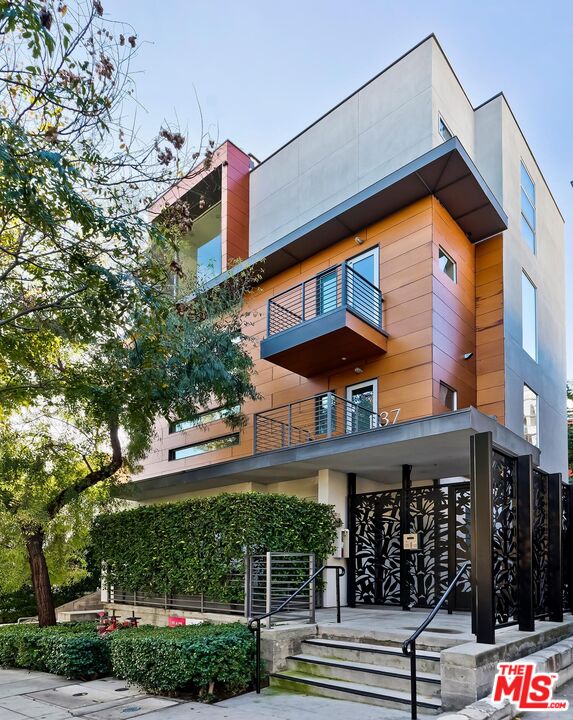 West Hollywood, California, 90069, United States, 2 Bedrooms Bedrooms, ,2 BathroomsBathrooms,Residential,For Sale,1760061