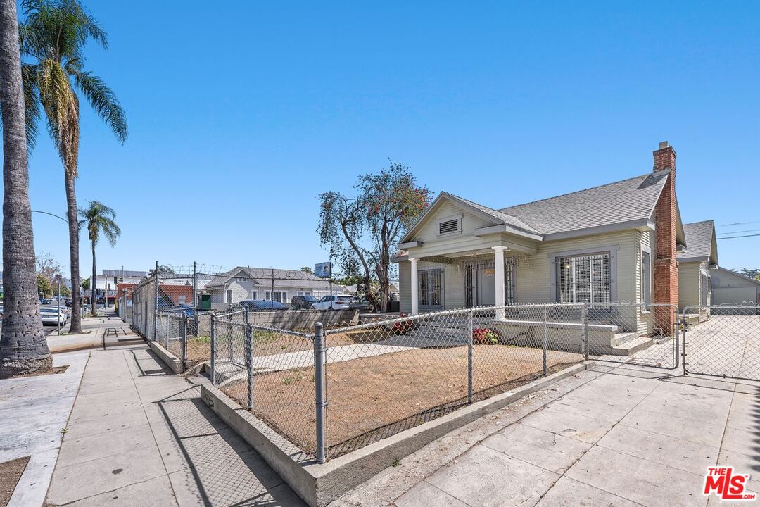 Los Angeles, California, 90004, United States, 3 Bedrooms Bedrooms, ,1 BathroomBathrooms,Residential,For Sale,1896510