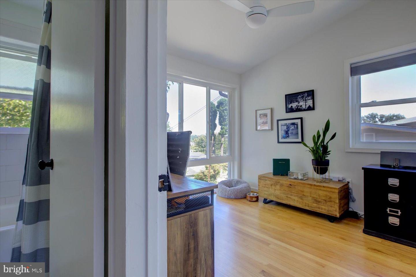 Arlington, Virginia, 22204, United States, 2 Bedrooms Bedrooms, ,1 BathroomBathrooms,Residential,For Sale,1951010