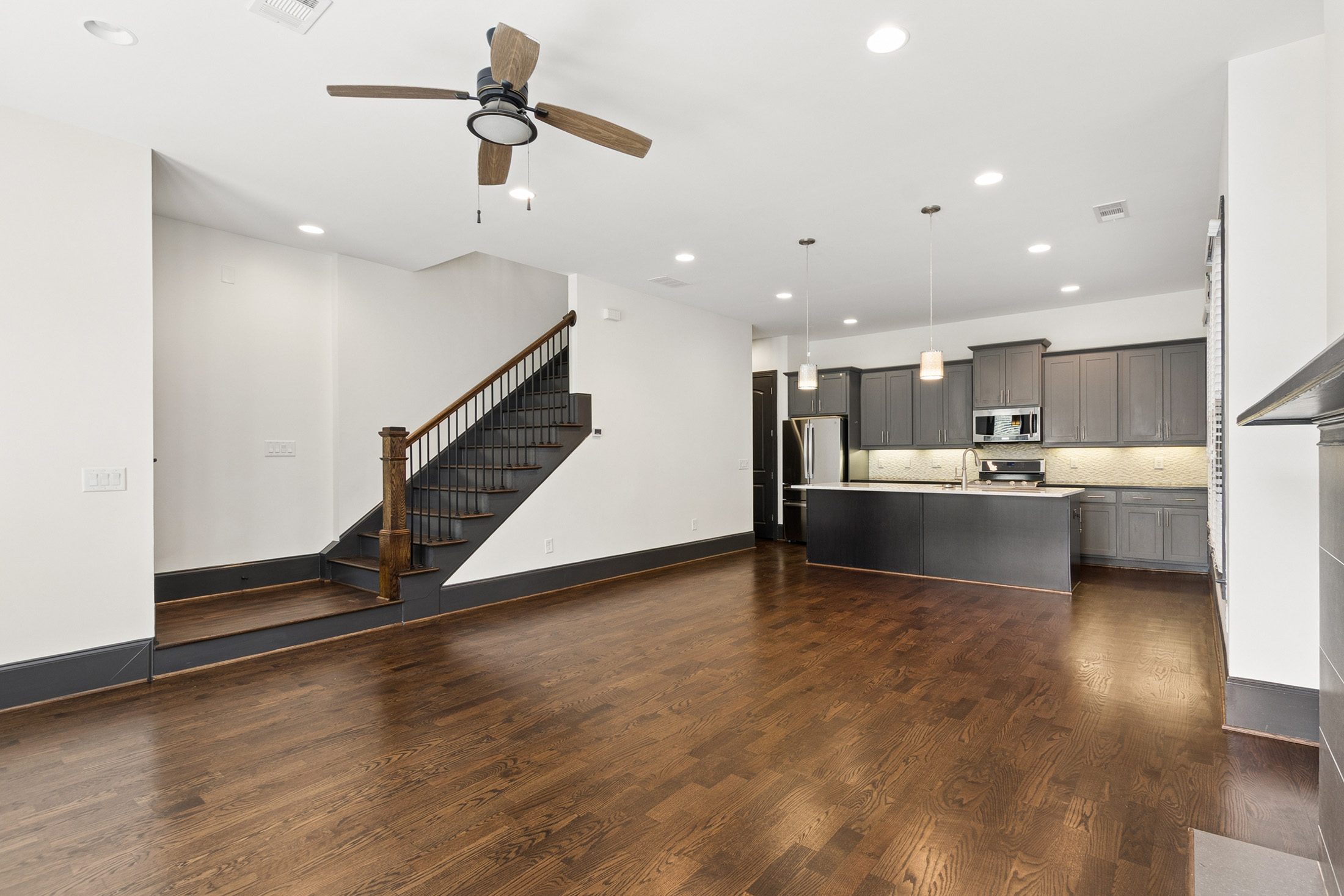  End-Unit Townhome with Fenced Backyard in Prime Location - 物件實景