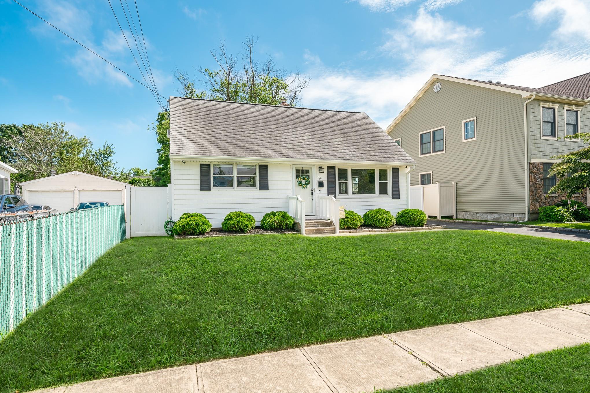 West Babylon, New York, 11704, United States, 3 Bedrooms Bedrooms, ,2 BathroomsBathrooms,Residential,For Sale,1887833