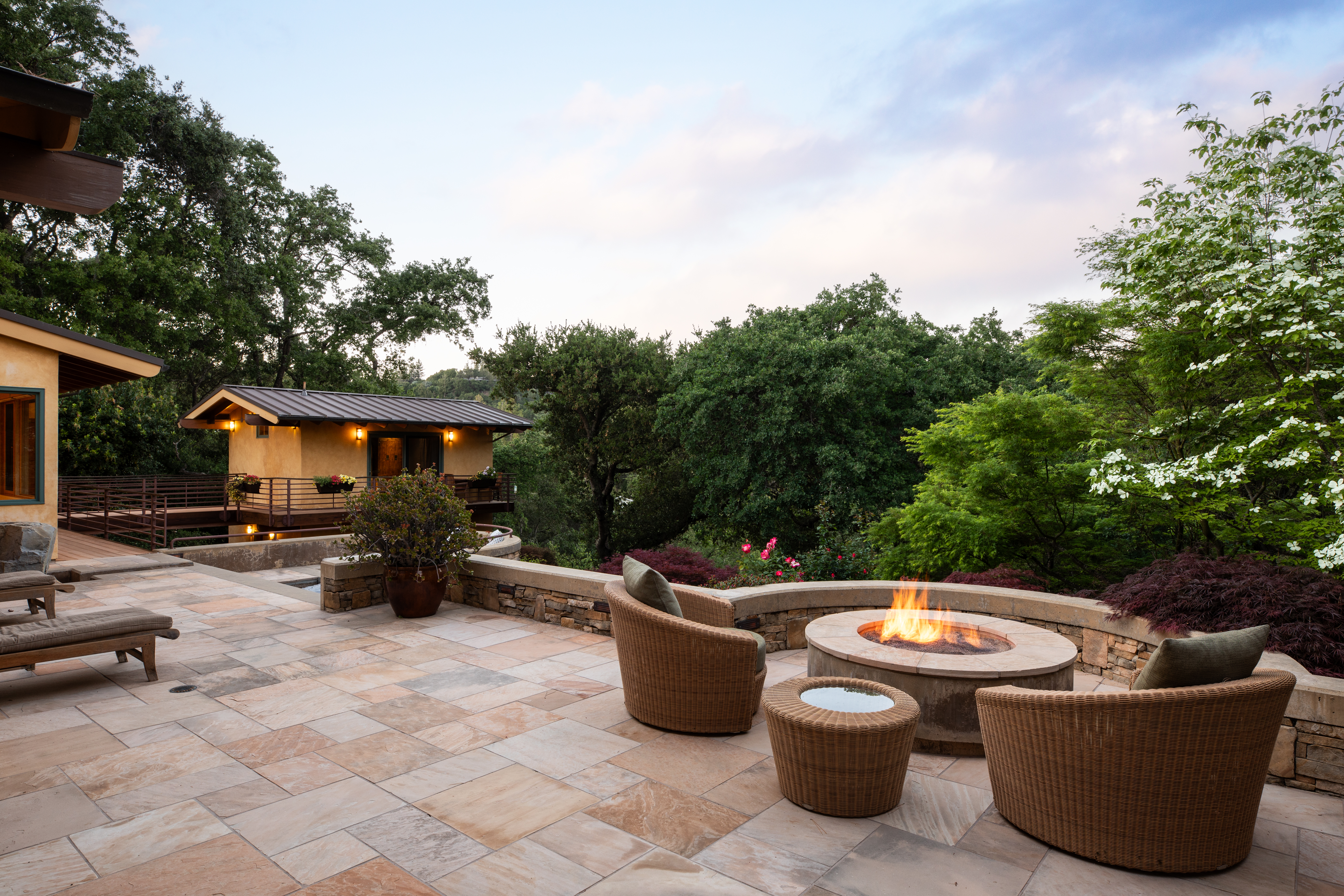  A Hilltop Home Shaped by Light, Landscape and Contemporary Architecture - 物件實景