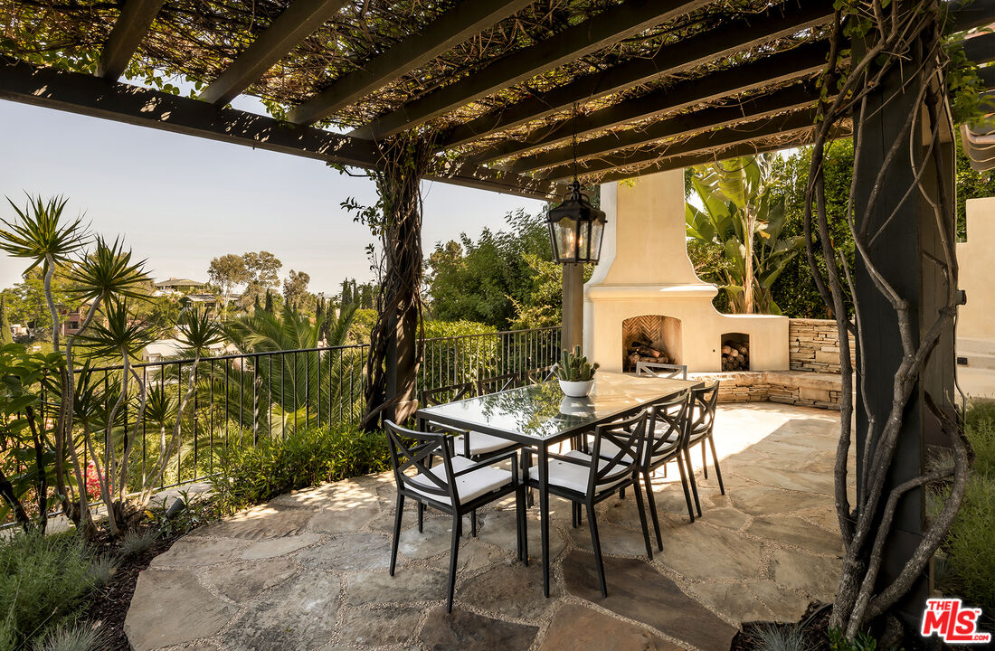 Los Angeles, California, 90068, United States, 4 Bedrooms Bedrooms, ,5 BathroomsBathrooms,Residential,For Sale,1910908