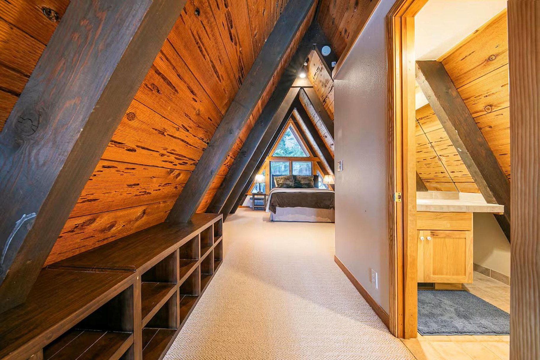  Iconic, Updated A-frame Steps from Trails with Private Beach Membership - 物件實景