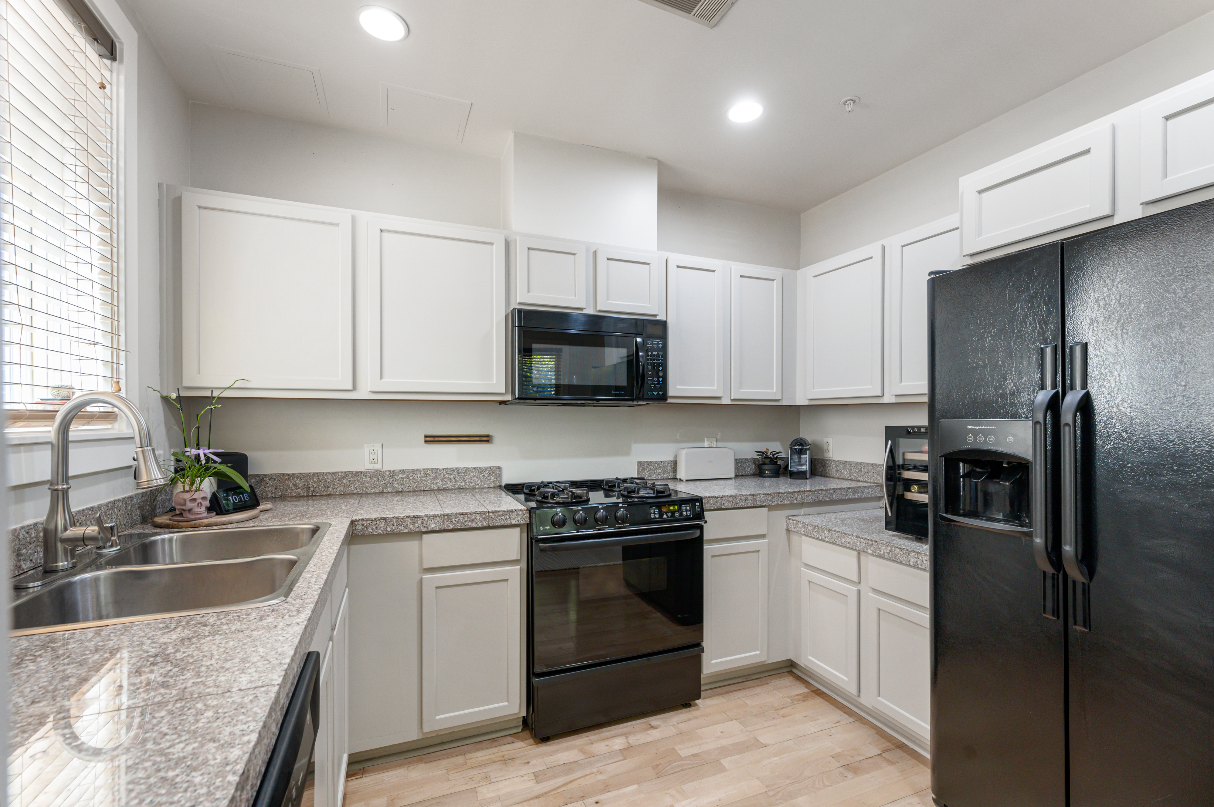  Spacious 1-Bedroom Main Floor Condo in a Prime Location - 物件實景