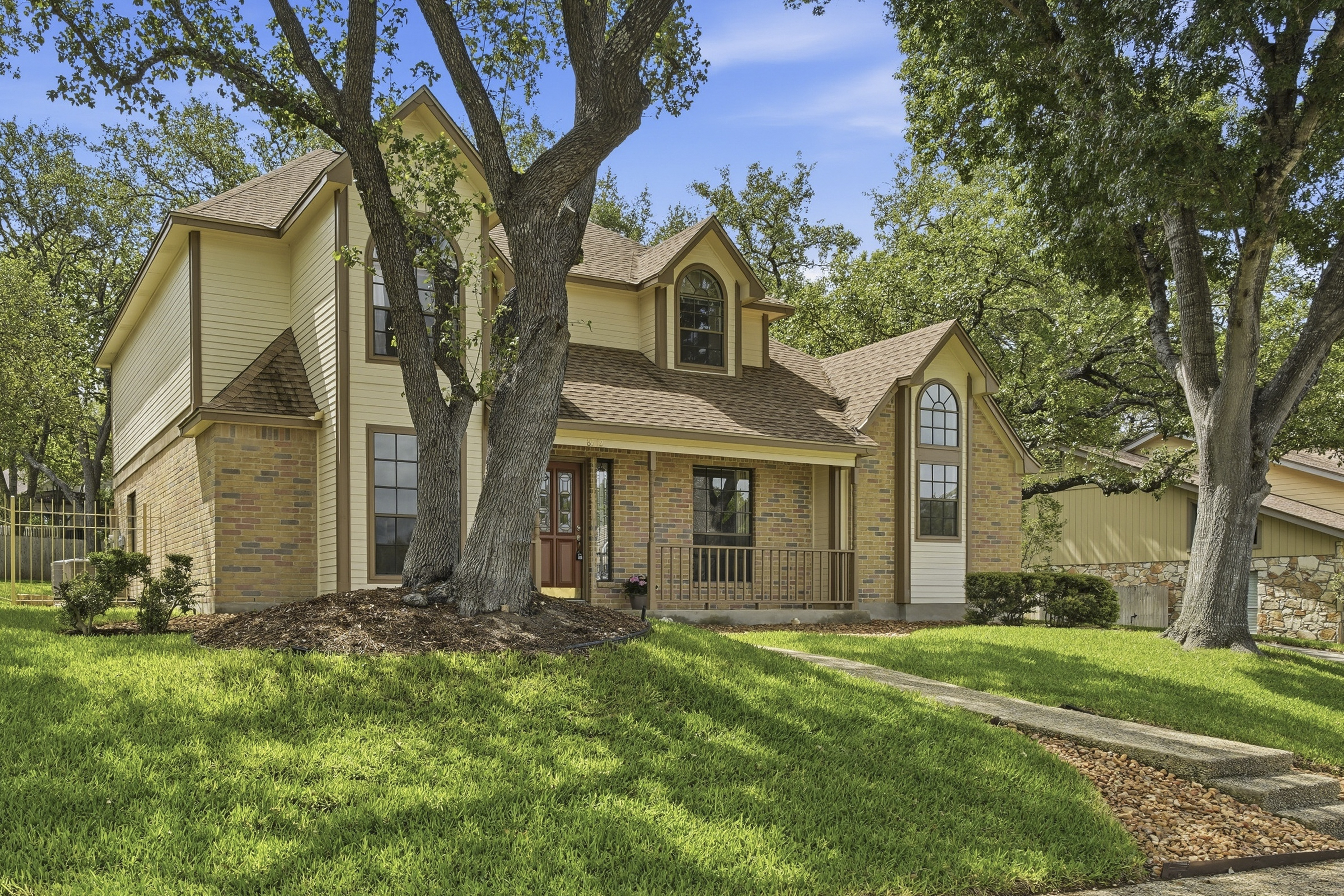  Custom Home with Private Backyard Oasis - 物件實景