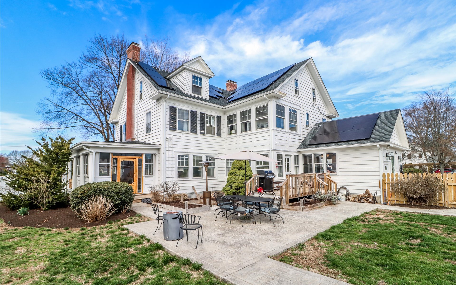  Historic 1918 Colonial with Geothermal + Solar Innovation - 物件實景