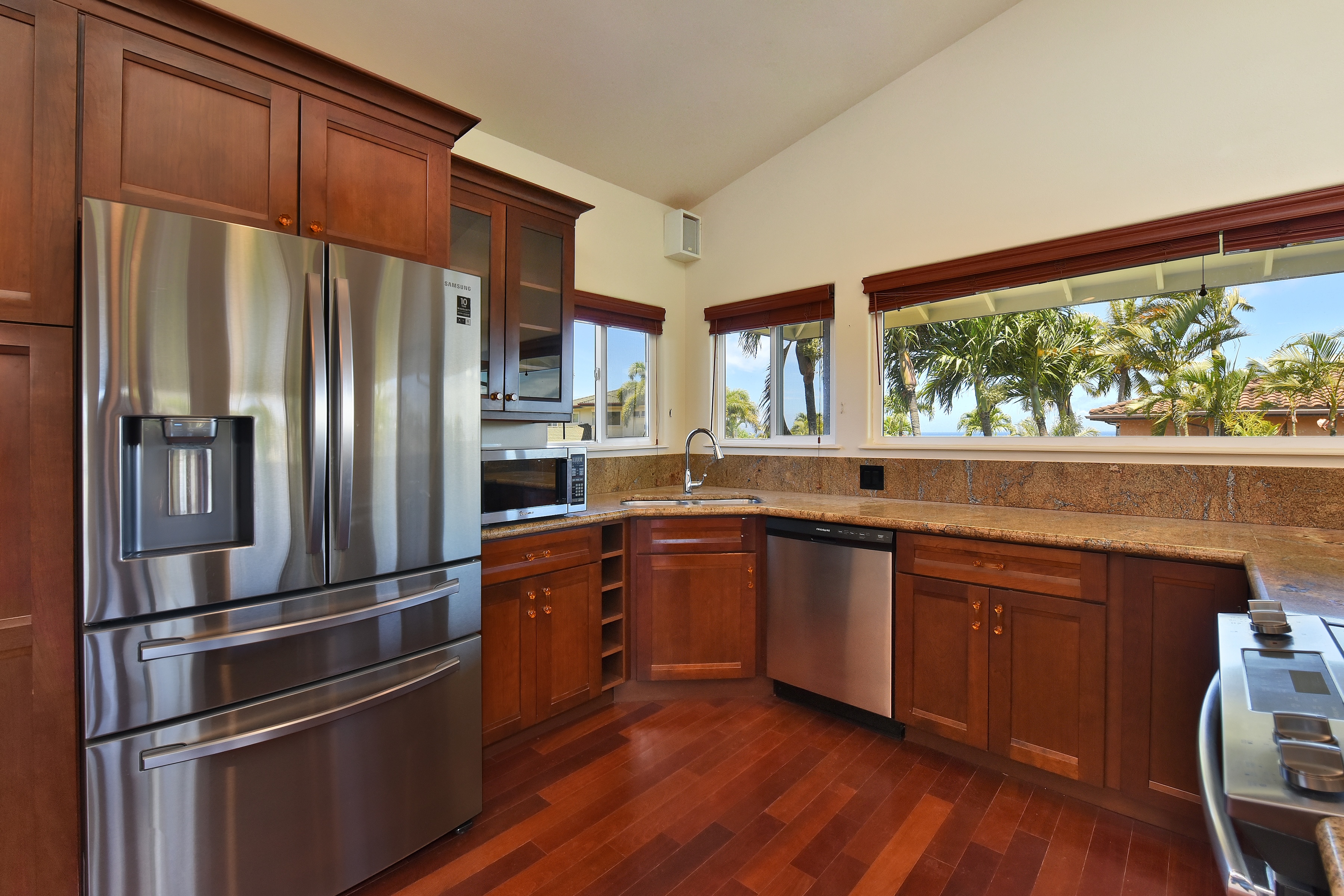  Updated two-story home featuring ocean and island views - 物件實景