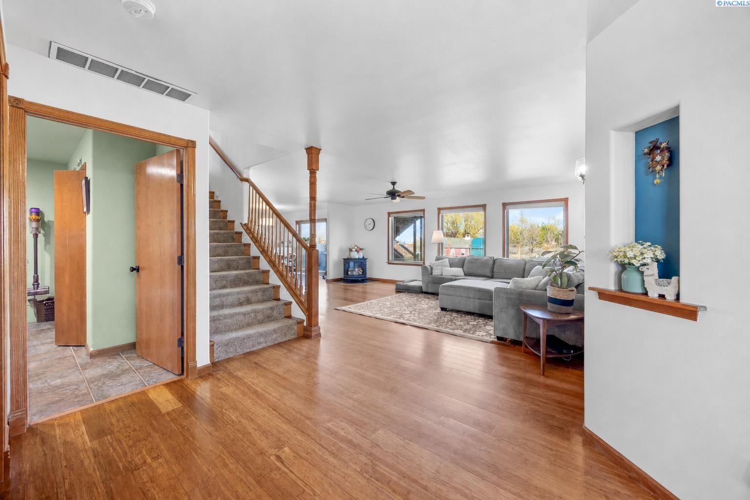West Richland, Washington, 99353, United States, 4 Bedrooms Bedrooms, ,4 BathroomsBathrooms,Residential,For Sale,2031240
