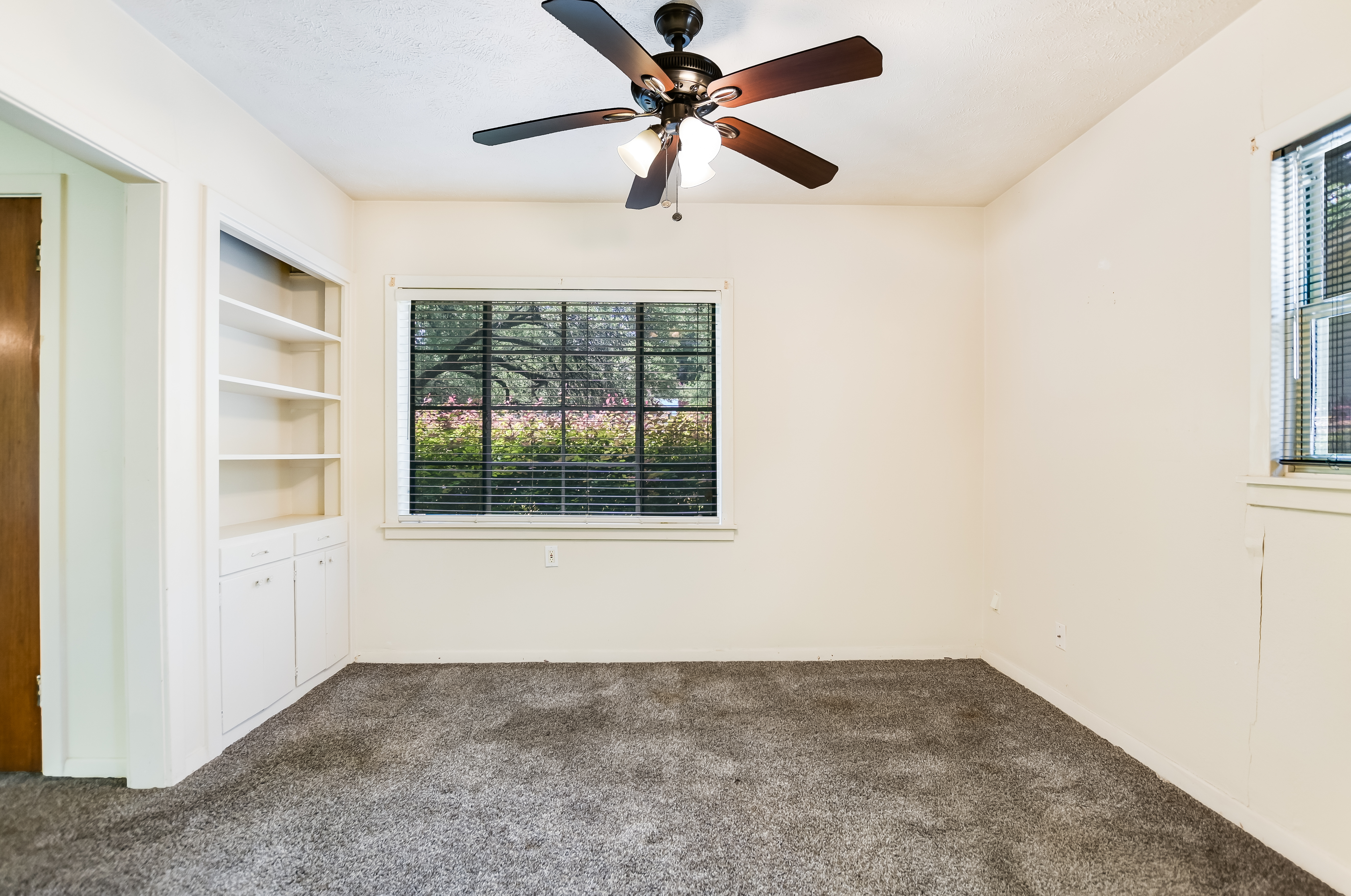  JUST LISTED in Tarrytown - 物件實景