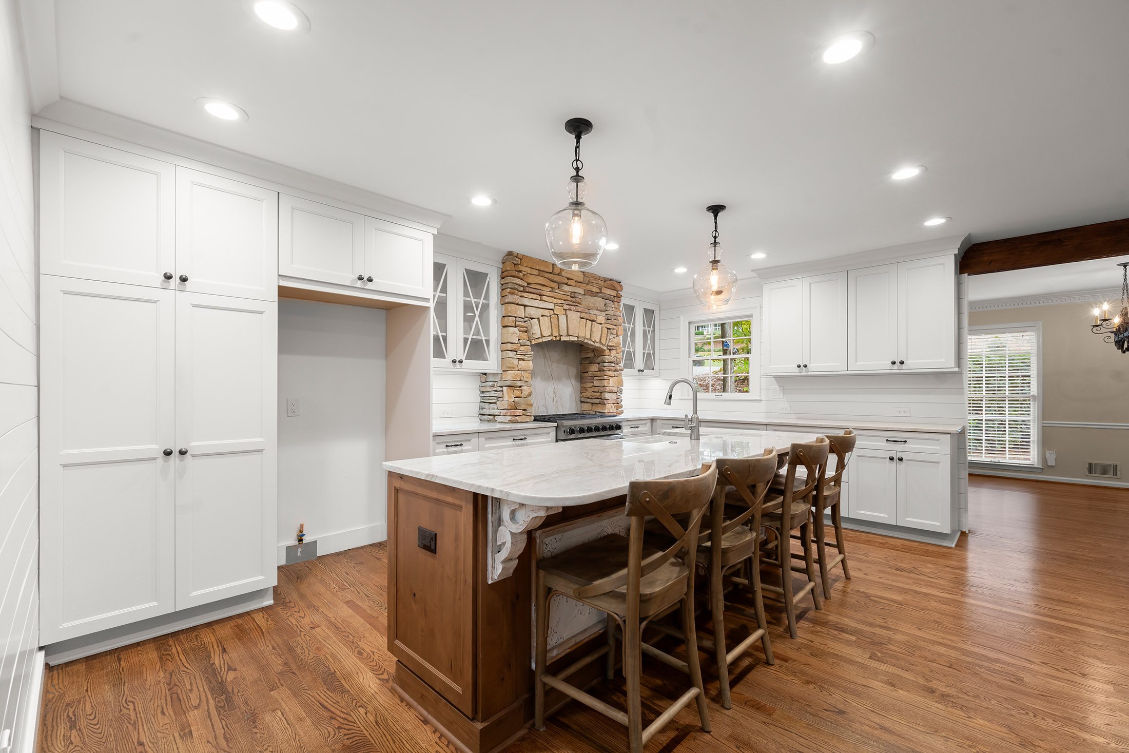  Beautifully Transformed Home in Lassiter School District - 物件實景