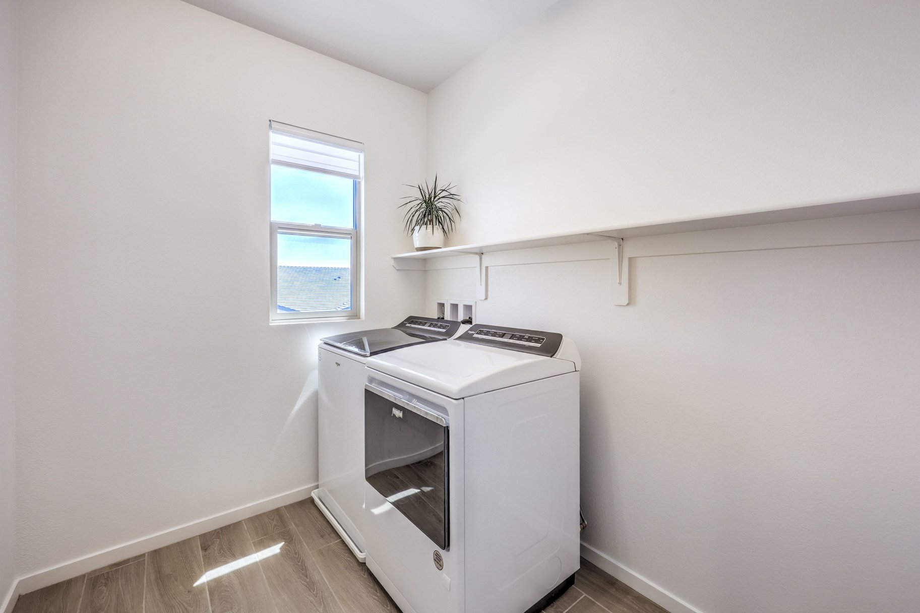  Beautifully Upgraded 2-Story Home in a Gated Community in Summerlin West - 物件實景