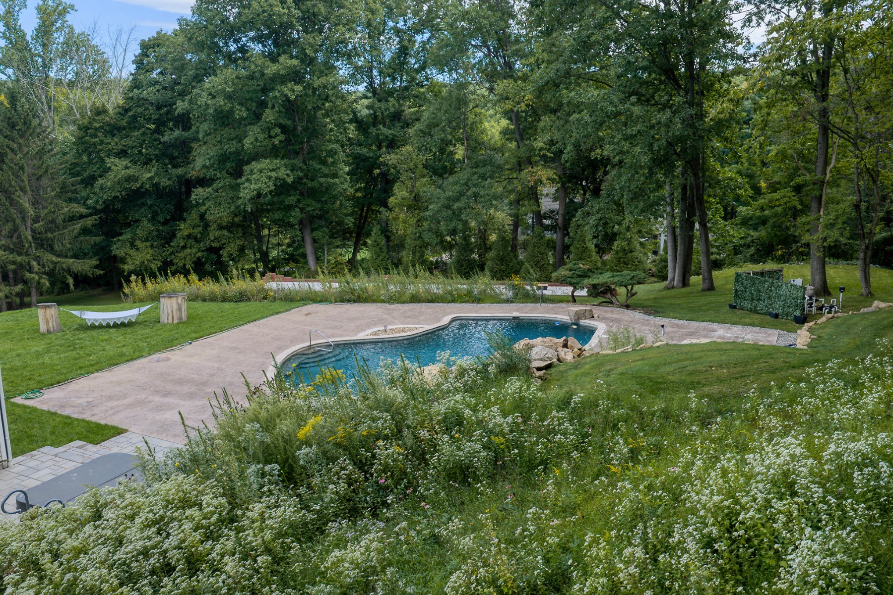  Updated Custom Colonial Home Brings Private Natural Setting Into Daily Life - 物件實景
