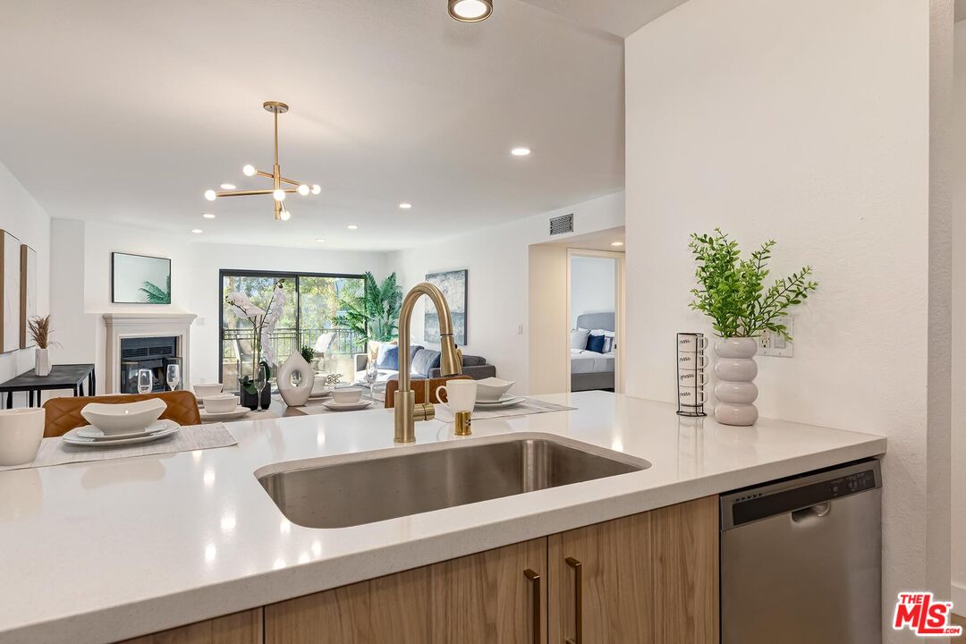 Los Angeles, California, 90025, United States, 2 Bedrooms Bedrooms, ,2 BathroomsBathrooms,Residential,For Sale,2003493