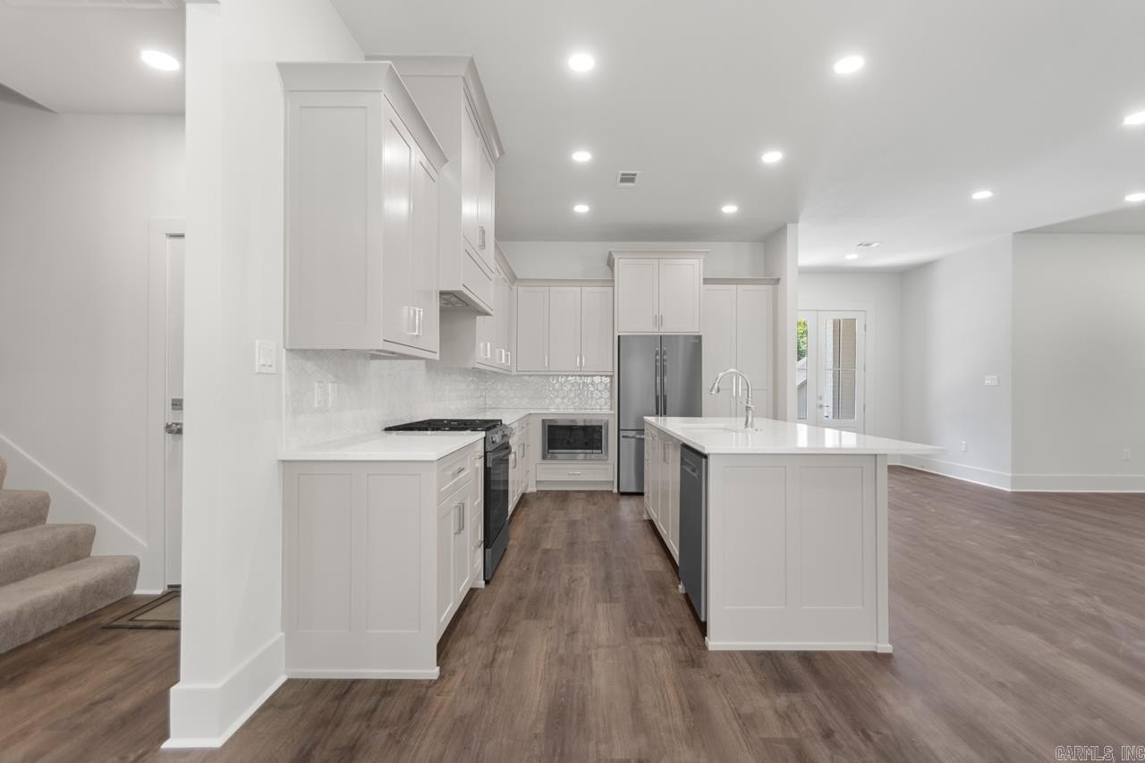 Benton, Arkansas, 72019, United States, 5 Bedrooms Bedrooms, ,4 BathroomsBathrooms,Residential,For Sale,1998689