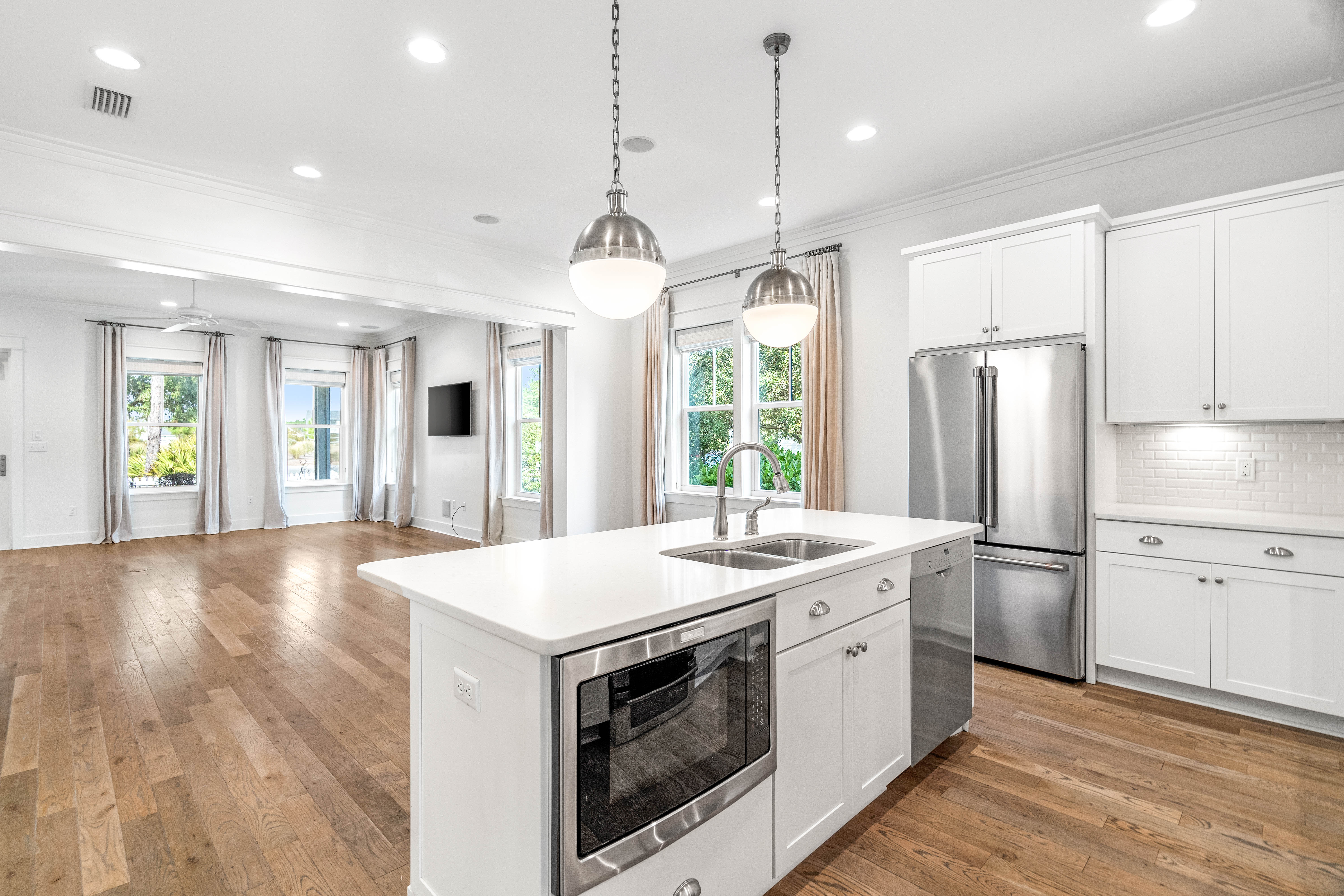  Beautifully Appointed Corner-Lot Home Steps from Village Commons Amenities - 物件實景