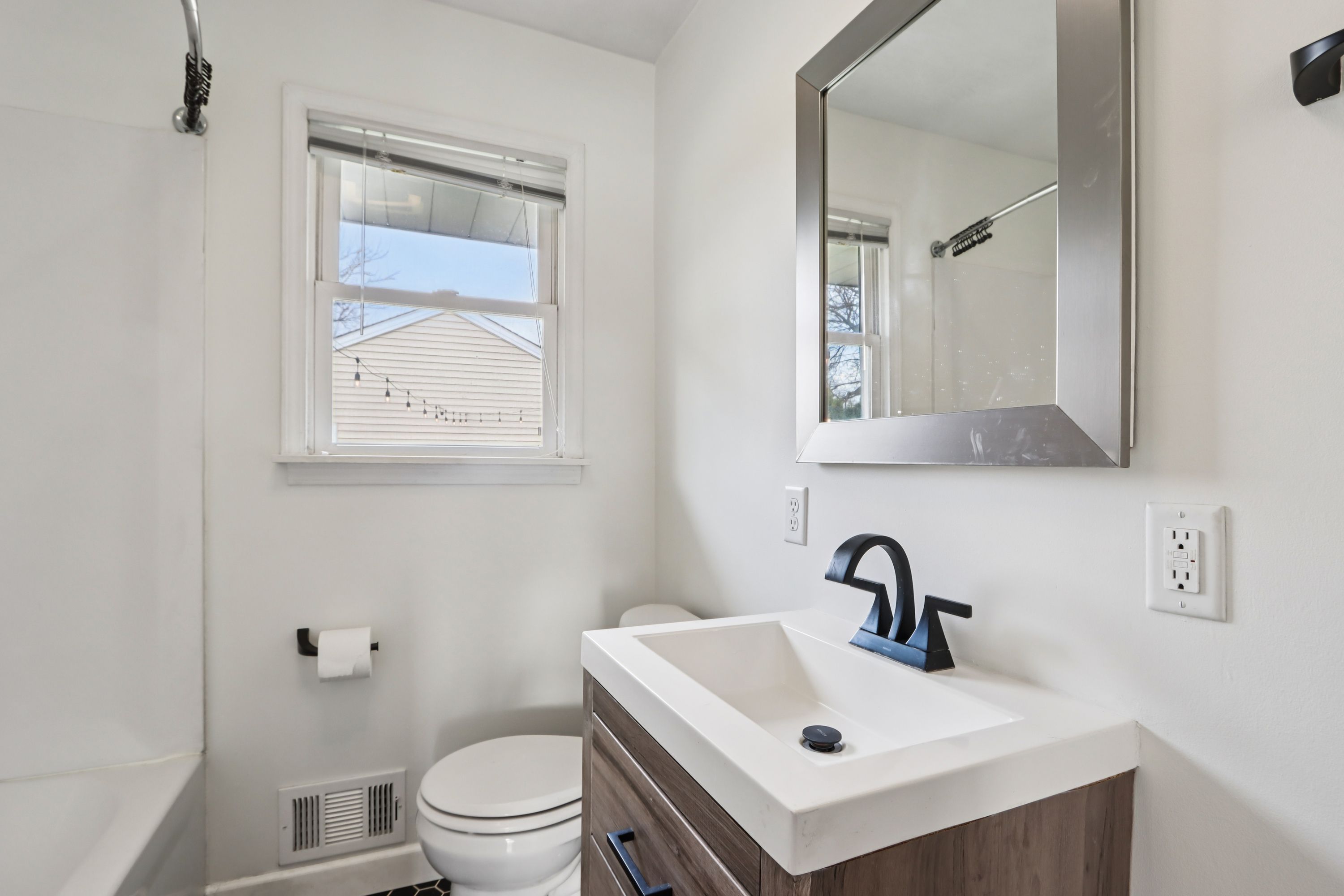  Classic Brick Ranch with an Incredible 3.5+ Car Garage - 物件實景