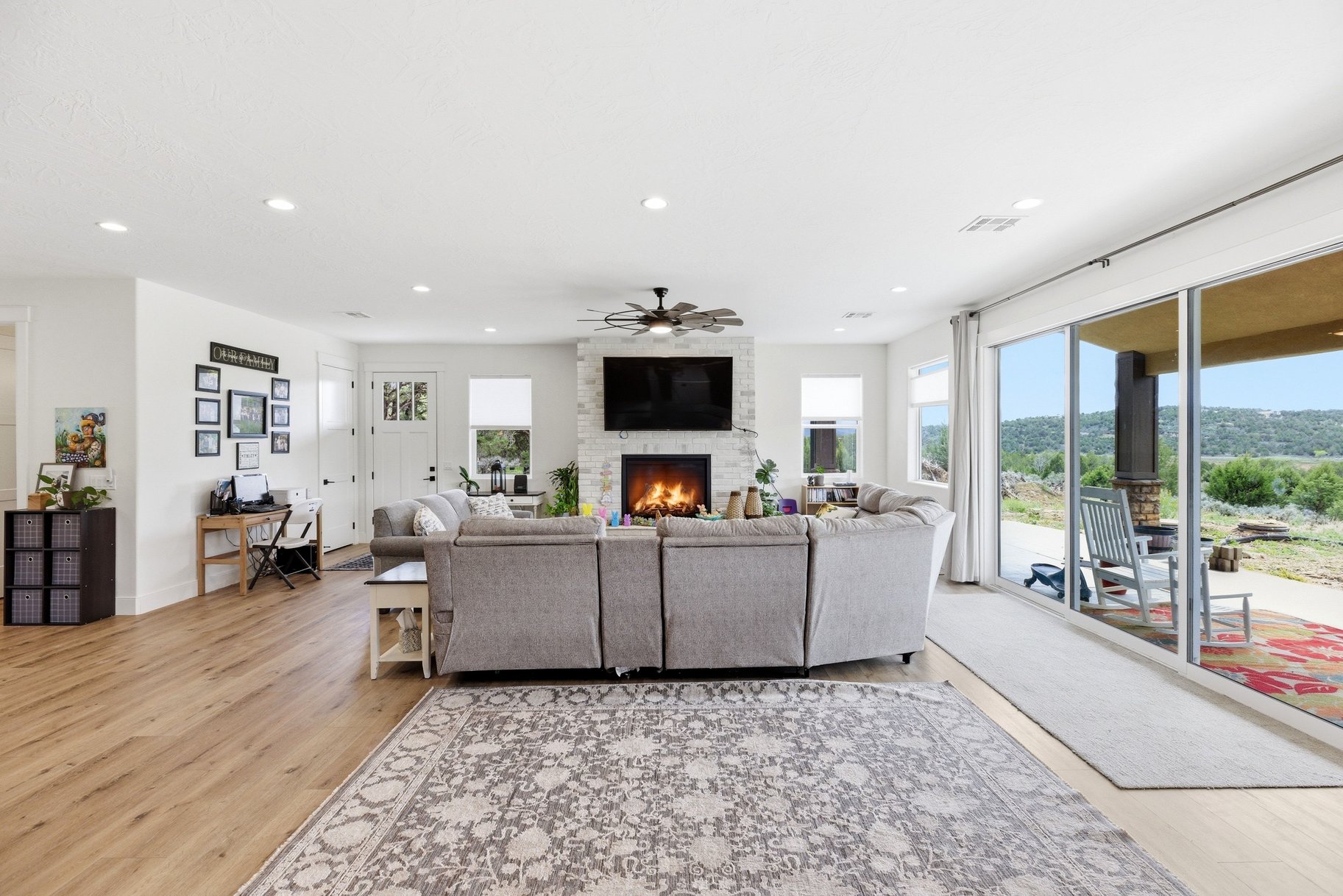  5 Acres • Two Homes In One • Horse Property With Flexible Living Options - 物件實景