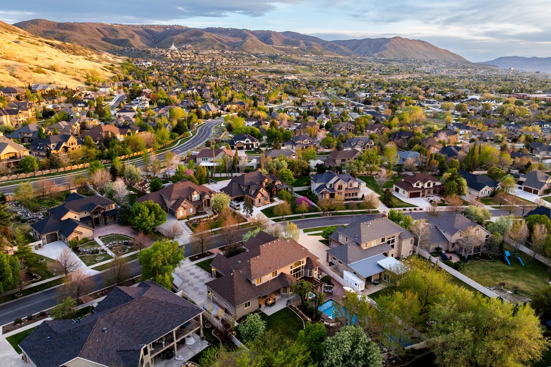  Custom 2-Story Parade Home with Dolphin Bolderscape Grotto Pool & 6 Car Garage - 物件實景