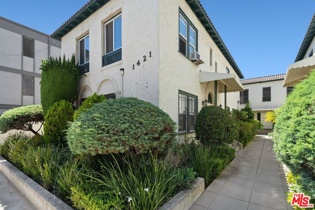 Los Angeles, California, 90019, United States, 12 Bedrooms Bedrooms, ,Residential,For Sale,1885364