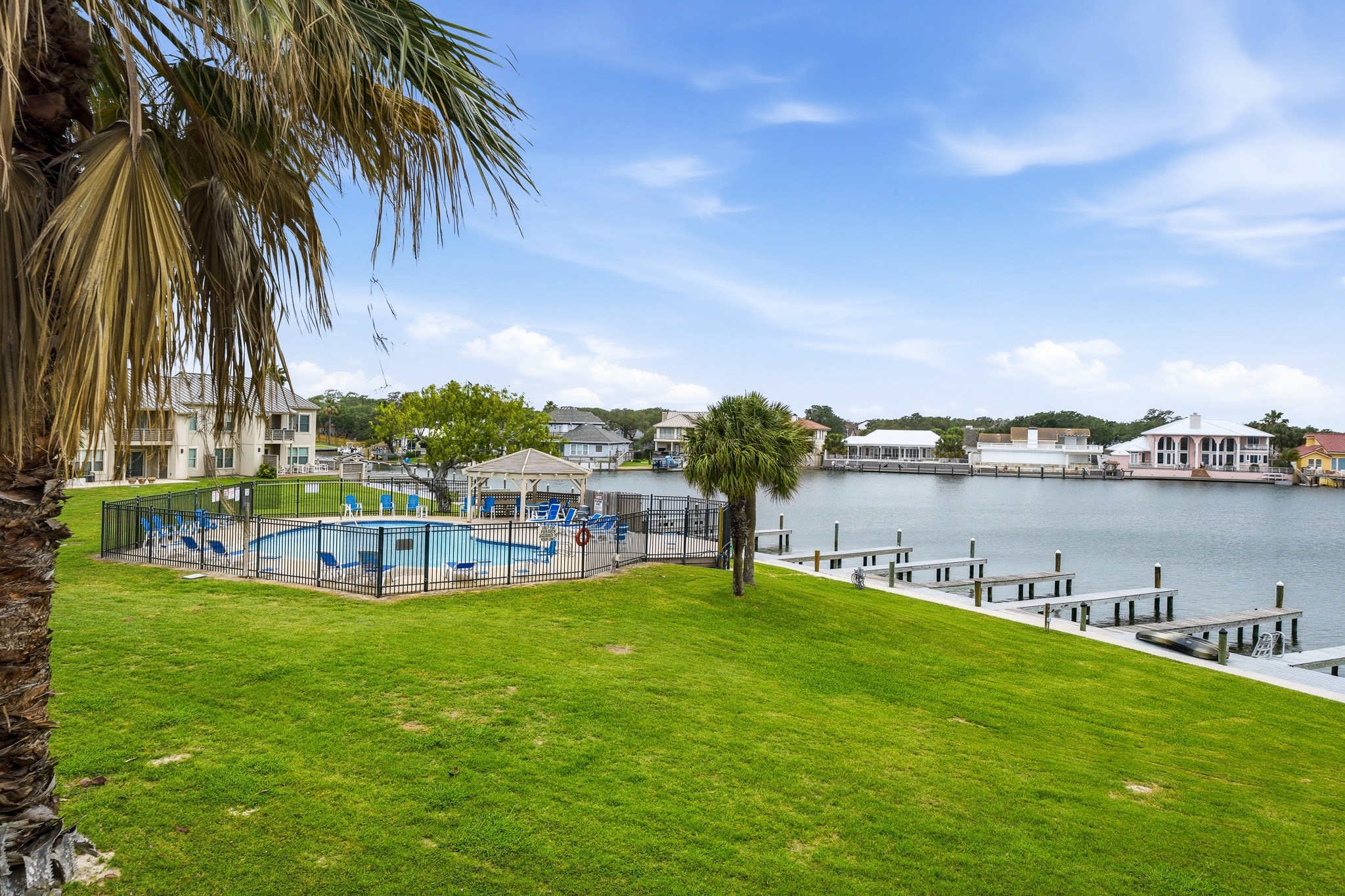  Resort-Style Waterfront Condo - 物件實景