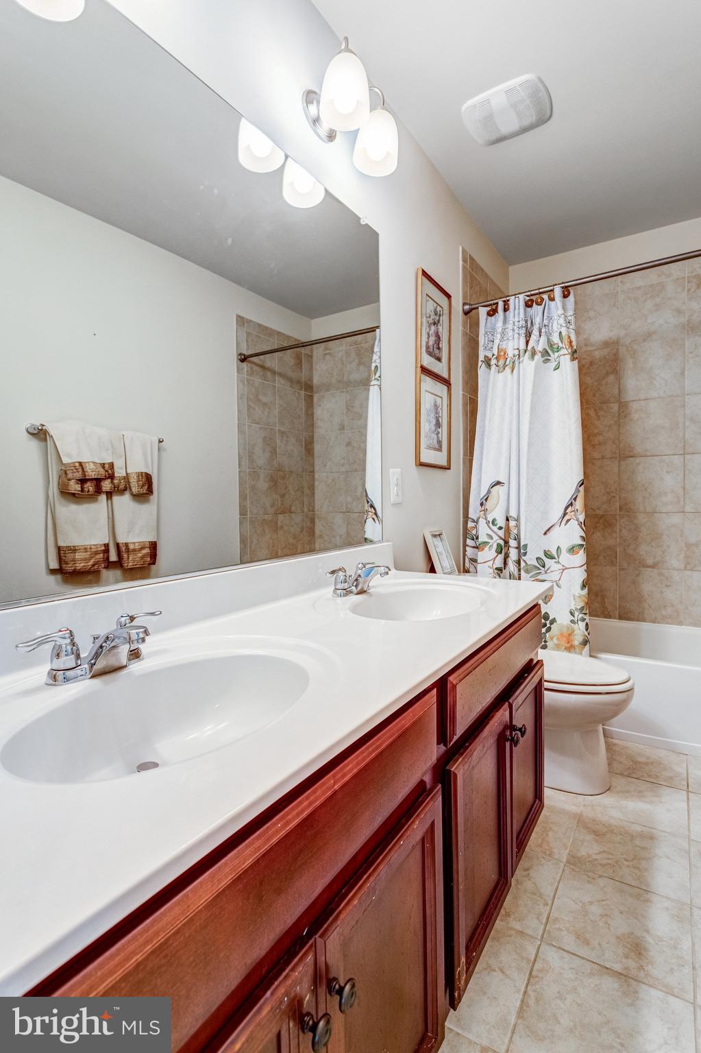 Lanham, Maryland, 20706, United States, 6 Bedrooms Bedrooms, ,5 BathroomsBathrooms,Residential,For Sale,2002849