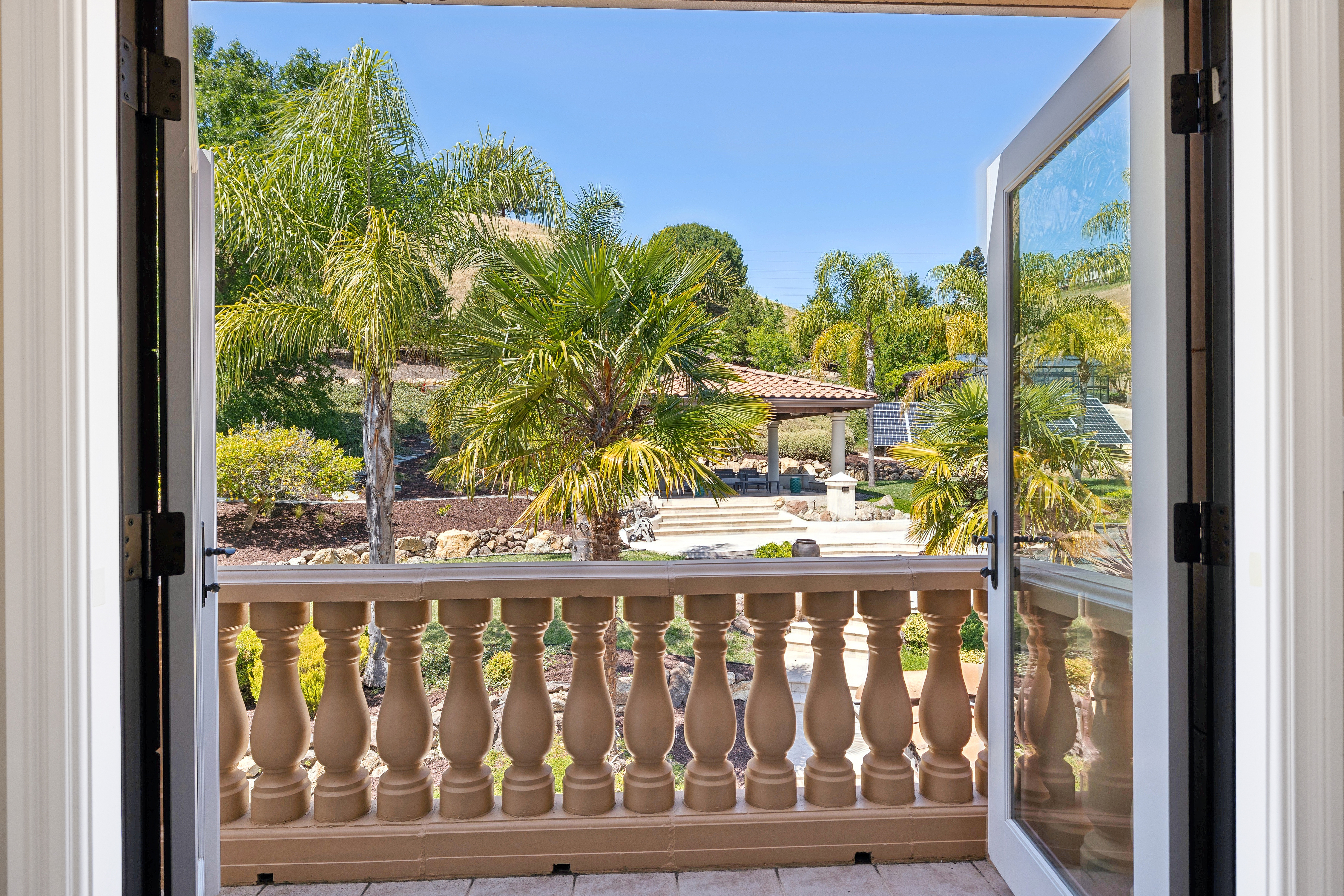  Grand Mediterranean Estate with Private Multi-Generational Wing - 物件實景