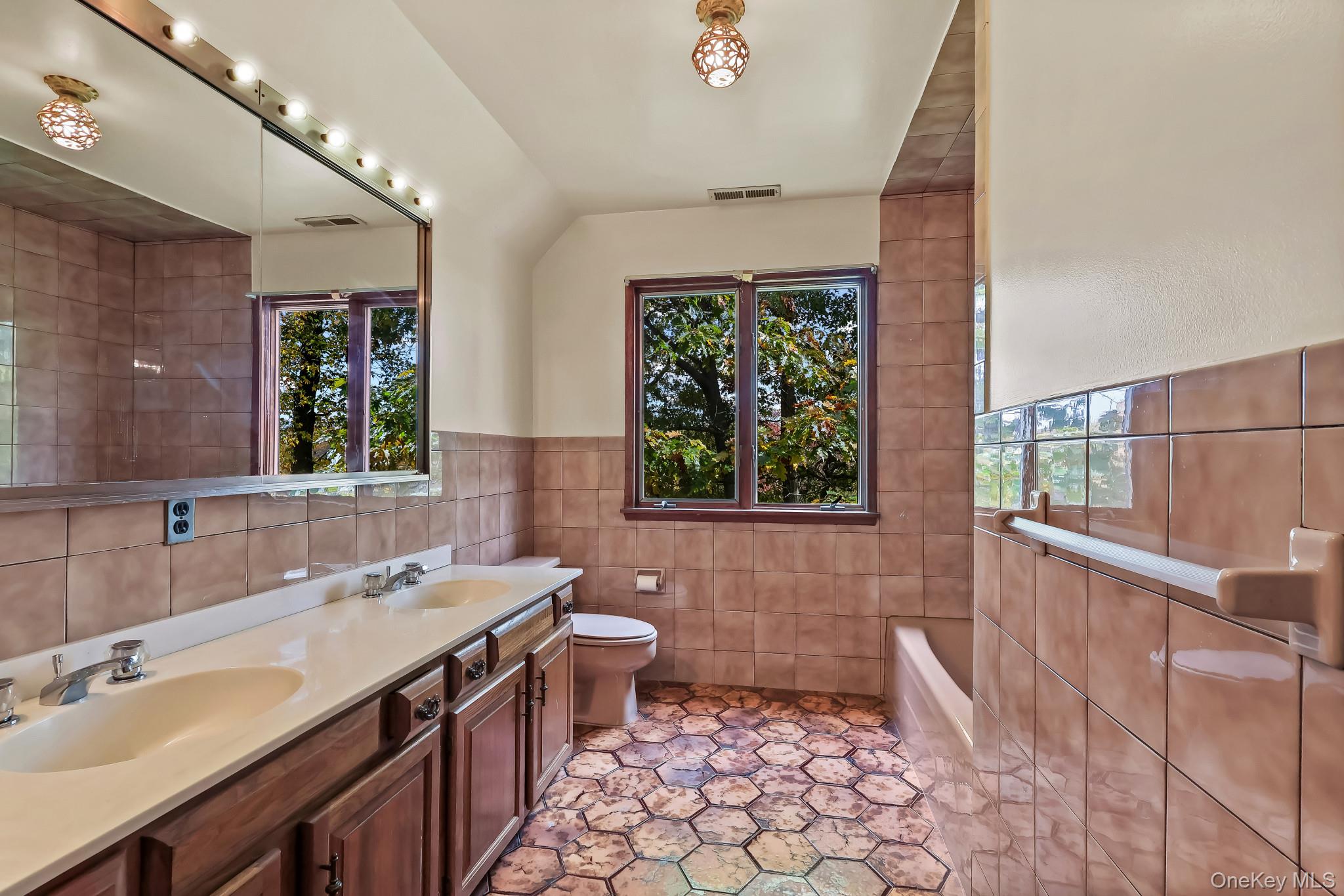 Harrison, New York, 10528, United States, 4 Bedrooms Bedrooms, ,5 BathroomsBathrooms,Residential,For Sale,1989402