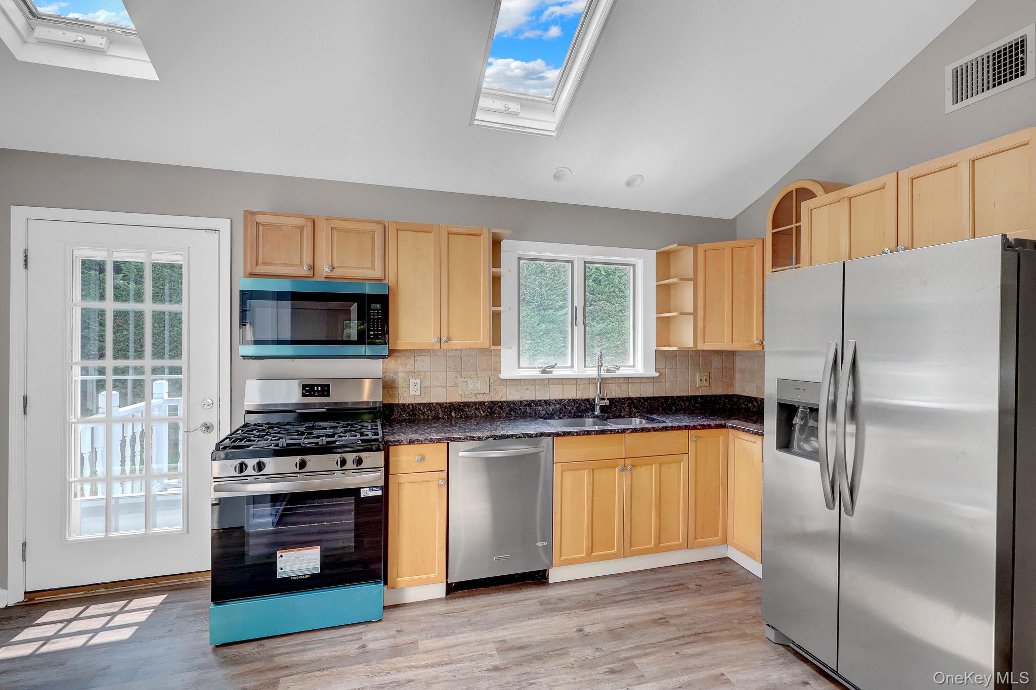 466 W 4th Street, West Islip, NY, 11795 - 物件實景
