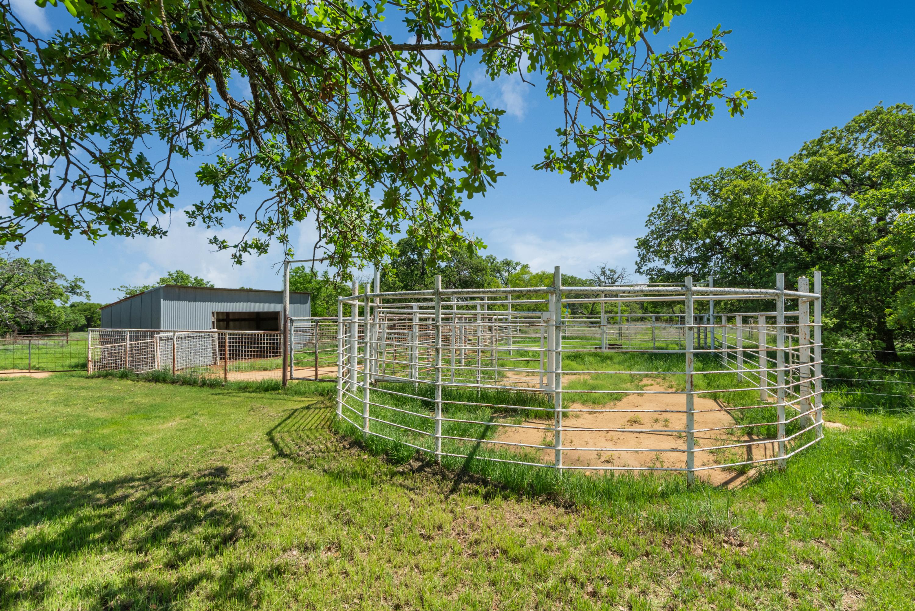  Ranch Style Rock Home on Private 80 Acres - 物件實景