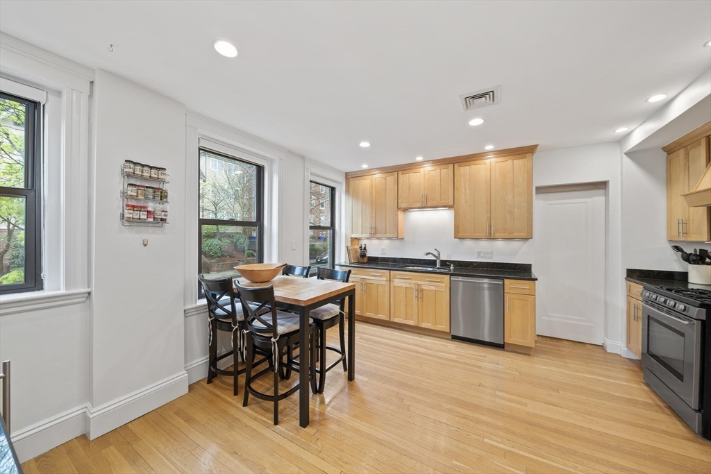 Brookline, Massachusetts, 02446, United States, 3 Bedrooms Bedrooms, ,2 BathroomsBathrooms,Residential,For Sale,1787274