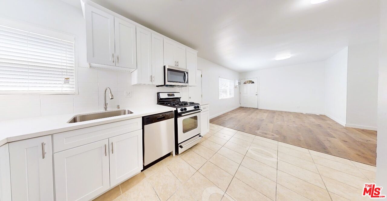 Los Angeles, California, 90066, United States, 4 Bedrooms Bedrooms, ,Residential,For Sale,1991184