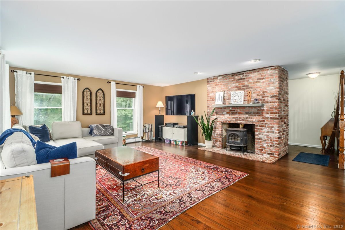 Oxford, Connecticut, 06478, United States, 3 Bedrooms Bedrooms, ,3 BathroomsBathrooms,Residential,For Sale,1916660