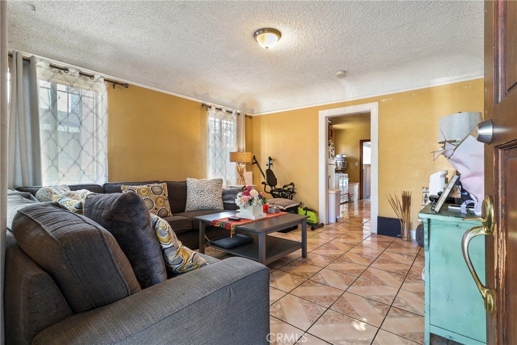 Los Angeles, California, 90016, United States, ,Residential,For Sale,1892903
