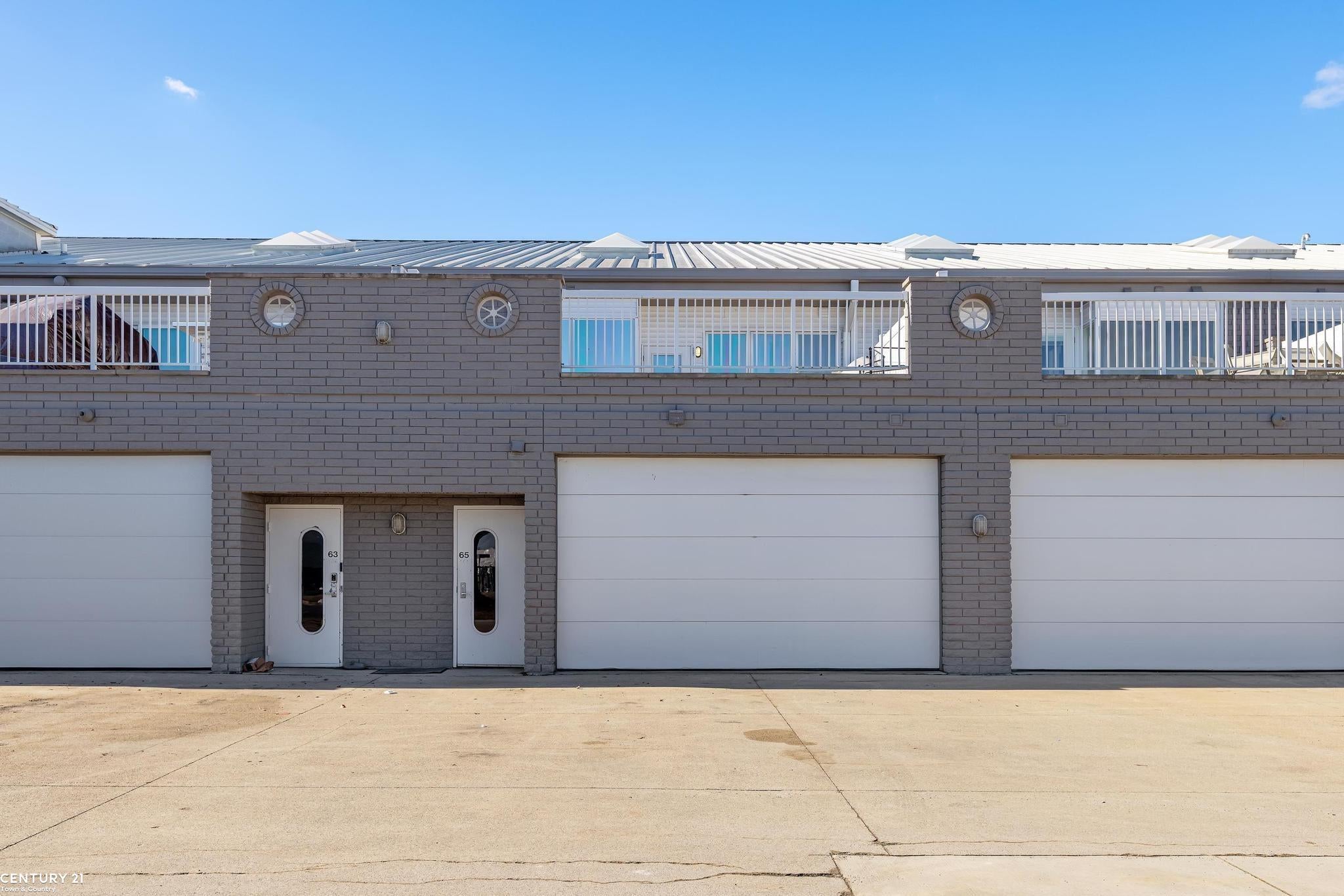 Harrison Twp, Michigan, 48045, United States, 2 Bedrooms Bedrooms, ,3 BathroomsBathrooms,Residential,For Sale,1850851